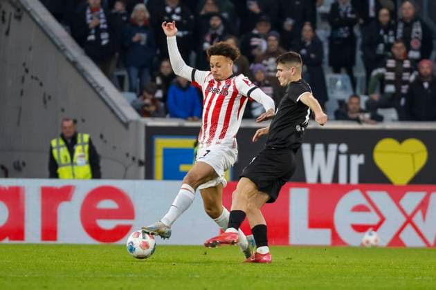 Derry Scherhant SC Freiburg, 07 and Arkadiusz Pyrka FC St Pauli, 11 in duel , Germany, Soccer, 1 Bundesliga, Matchday 10, 2025 2026, SC Freiburg vs FC St Pauli, 09 11 2025, Europa Park Stadion, Freiburg im Breisgau, Germany Freiburg im Breisgau Europa Park Stadion Baden Württemberg Germany Copyright: xGrantxHubbsx