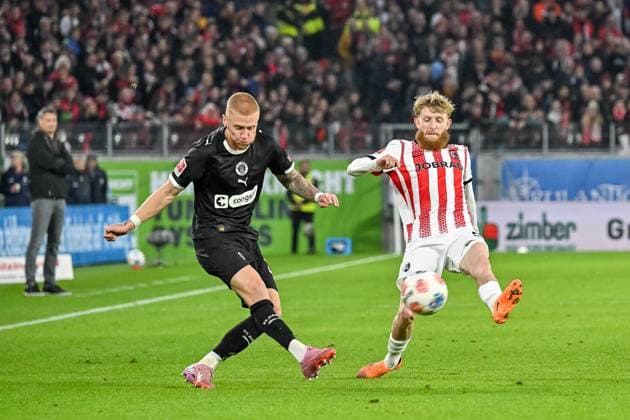 Louis Oppie FC St Pauli, 23 , Niklas Beste SC Freiburg, 19 GER, SC Freiburg FC St Pauli, Football, Bundesliga, Matchday 10, Season 2025 2026, 09 11 2025 DFL DFB REGULATIONS PROHIBIT ANY USE OF PHOTOGRAPHS AS IMAGE SEQUENCES AND OR QUASI VIDEO GER, SC Freiburg FC St Pauli, Football, Bundesliga, Matchday 10, Season 2025 2026, 09 11 2025 Freiburg Copyright: xEibner-Pressefoto ThomasxHessx EP_THS