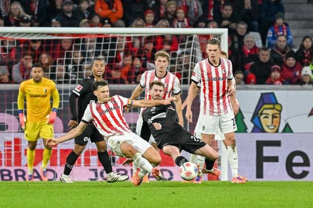 Maximilian Eggestein SC Freiburg, 08 , Connor Metcalfe FC St Pauli, 24 graetschen nach dem Ball GER, SC Freiburg FC St Pauli, Football, Bundesliga, Matchday 10, Season 2025 2026, 09 11 2025 DFL DFB REGULATIONS PROHIBIT ANY USE OF PHOTOGRAPHS AS IMAGE SEQUENCES AND OR QUASI VIDEO GER, SC Freiburg FC St Pauli, Football, Bundesliga, Matchday 10, Season 2025 2026, 09 11 2025 Freiburg Copyright: xEibner-Pressefoto ThomasxHessx EP_THS