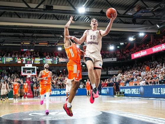 Justinian Jessup Basketball Loewen Muenchen, 10 in Dunk against Lloyd Pandi RASTA Vechta, 41 Rasta Vechta vs FC Bayern Muenchen, Basketball, easyCredit Basketball Bundesliga, 7 Matchday, Season 2025 2026, 09 11 2025 Rasta Vechta vs FC Bayern Muenchen, Basketball, easyCredit Basketball Bundesliga, 7 Matchday, Season 2025 2026, 09 11 2025 Vechta Copyright: xEibner-Pressefoto DamianxKruczynx EP_DKI
