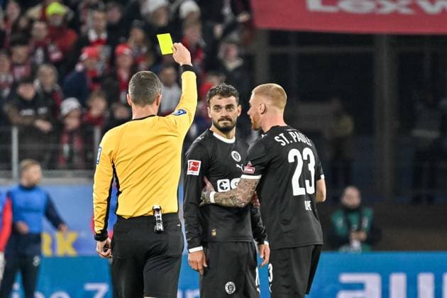 Benjamin Brand Referee shows Danel Sinani FC St Pauli, 10 the yellow card Louis Oppie FC St Pauli, 23 holds him back GER, SC Freiburg FC St Pauli, Football, Bundesliga, Matchday 10, Season 2025 2026, 09 11 2025 DFL DFB REGULATES PROHIBIT ANY USE OF PHOTOGRAPHS AS IMAGE SEQUENCES AND OR QUASI VIDEO GER, SC Freiburg FC St Pauli, Football, Bundesliga, Matchday 10, Season 2025 2026, 09 11 2025 Freiburg Copyright: xEibner-Pressefoto ThomasxHessx EP_THS