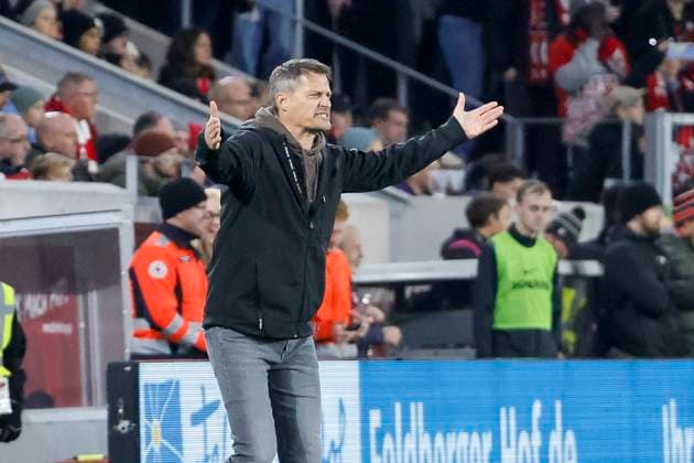 Alexander Blessin FC St Pauli, Coach , Germany, Soccer, 1 Bundesliga, Matchday 10, 2025 2026, SC Freiburg vs FC St Pauli, 09 11 2025, Europa Park Stadion, Freiburg im Breisgau, Germany Freiburg im Breisgau Europa Park Stadion Baden Württemberg Germany Copyright: xGrantxHubbsx