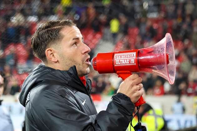 Christian Günter, Gunter SC Freiburg, 30 after the match with the fans , Germany, Soccer, 1 Bundesliga, Matchday 10, 2025 2026, SC Freiburg vs FC St Pauli, 09 11 2025, Europa Park Stadion, Freiburg im Breisgau, Germany Freiburg im Breisgau Europa Park Stadion Baden Württemberg Germany Copyright: xGrantxHubbsx
