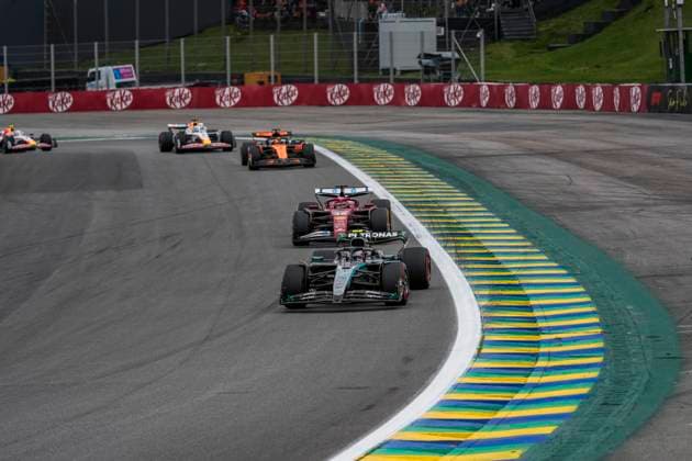 Formula 1 MSC Cruises Grande Prêmio de São Paulo 2025 Remy Midez OVERTAKE MAXPPP - São Paulo 09 11 2025 Race start 12 ANTONELLI Andrea Kimi (ita), Mercedes-AMG PETRONAS F1 Team, action, 16 LECLERC Charles (mon), Scuderia Ferrari HP, action at the Formula 1 MSC Cruises Grande Prêmio de São Paulo 2025, the 21st round of the 2025 FIA Formula 1 World Championship, WM, Weltmeisterschaft at the Autódromo José Carlos Pace in São Paulo, interlaces, Brazil, from 6 to 9 November 2025 São Paulo Brazil Copyright: xOVERTAKE MAXPPPxRemyxMidezx OVT202511099274 OVT202511099274