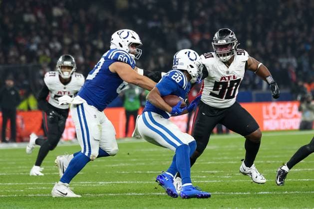 Jonathan Taylor Indianapolis Colts, 28 with ball, with David Onyemata Atlanta Falcons, 90 and Tanor Bortolini Indianapolis Colts, 60 , GER, Indianapolis Colts vs Atlanta Falcons, American Football, National Football League, Berlin Game 2025, Week 10, Season 2025, 09 11 2025, GER, Indianapolis Colts vs Atlanta Falcons, American Football, National Football League, Berlin Game 2025, Week 10, Season 2025, 09 11 2025 Berlin Copyright: xEibner-Pressefoto JennixMaulx EP_JML