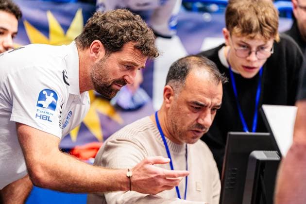 Florian Kehrmann TBV Lemgo Lippe, Coach shows the winning goal to 29 30 on the video evidence screen GER, TBV Lemgo Lippe vs TSV Hannover Burgdorf, Handball, 1 Bundesliga, Matchday 11, Season 2025 2026, 09 11 2025 GER, TBV Lemgo Lippe vs TSV Hannover Burgdorf, Handball, 1 Bundesliga, Matchday 11, Season 2025 2026, 09 11 2025 Lemgo Copyright: xEibner-Pressefoto JanxRollingerx EP_JSK