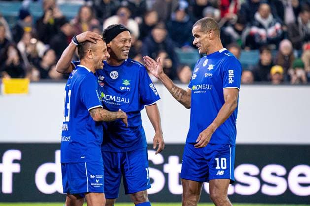 Lucerne, Switzerland, November 9th 2025 Ronaldinho (Brazil), middle, Rivaldo (Brazil), left, celebrating with team after goal from Rafinha (Brazil), left, during the Jogo Dos Famosos match between Ronaldinho and Friends and Swiss Legends at Swissporarena, Lucerne, Switzerland. (Priscila Bütler SPP) Copyright: xPriscilaxBütlerx xSPPx Sportspressphoto_SPR59805