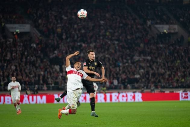v li in duel Jamie Leweling VfB Stuttgart 18 , Robin Fellhauer FC Augsburg, 19 GER, VfB Stuttgart vs FC Augsburg, Football, Men, 1 Bundesliga, Matchday 10, Season 2025 2026, 09 11 2025, DFL DFB REGULATES PROHIBIT ANY USE OF PHOTOGRAPHS AS IMAGE SEQUENCES AND OR QUASI VIDEO, GER, VfB Stuttgart vs FC Augsburg, Football, Men, 1 Bundesliga, Matchday 10, Season 2025 2026, 09 11 2025 Stuttgart Copyright: xEibner-Pressefoto WolfgangxFrankx EP_WFK