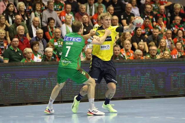 09 11 2025, xgox, Handball, Daikin HBL, SC Magdeburg SC Magdeburg Rhein Neckar Loewen v l Felix Claar Magdeburg, 7 , Edwin Aspenbaeck Rhein Neckar Loewen, 78 duel, duel, fight, tackle Magdeburg