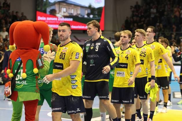09 11 2025, xgox, Handball, Daikin HBL, SC Magdeburg SC Magdeburg Rhein Neckar Loewen v l Jannik Kohlbacher Rhein Neckar Loewen, 80 , Steven Plucnar Jacobsen Rhein Neckar Loewen, 9 , Mathias Rohde Larson Rhein Neckar Loewen, 4 , Haukur Thrastarson Rhein Neckar Loewen, 25 enttaeuscht, schaut enttaeuscht, niedergeschlagen, disappointed Magdeburg
