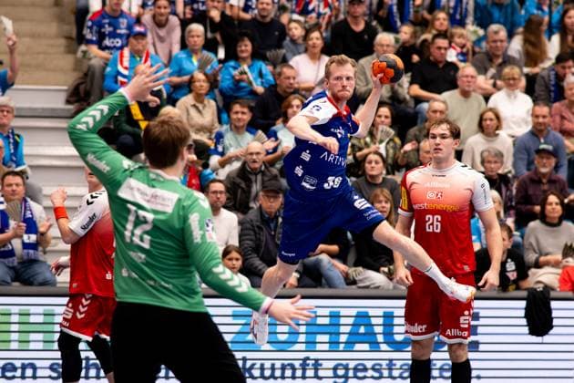 Sascha Pfattheicher HBW Balingen Weilstetten, 30 in front of Finn Knaack TuSEM Essen, 12, Goalkeeper HBW Balingen Weilstetten vs TuSEM Essen, Handball, 2 Bundesliga, Matchday 10, Season 2025 2026, 09 11 2025 Eibner Pressefoto Andreas Ulmer HBW Balingen Weilstetten vs TuSEM Essen, Handball, 2 Bundesliga, Matchday 10, Season 2025 2026, 09 11 2025 Balingen Copyright: xEibner-Pressefoto AndreasxUlmerx EP_AUR