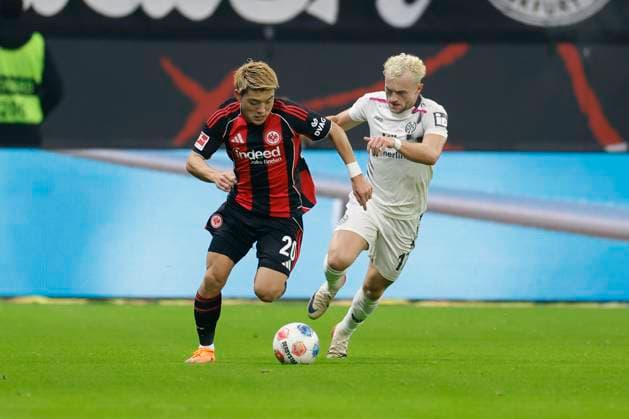 v l n r Running duel between Ritsu Doan Eintracht Frankfurt, 20 and Benedict Hollerbach 1 FSV Mainz 05, 17 , 09 11 2025, Football, 1 Bundesliga, Eintracht Frankfurt 1 FSV Mainz 05, GER, Frankfurt am Main, Deutsche Bank Park, DFL REGULATIONS PROHIBIT ANY USE OF PHOTOGRAPHS AS IMAGE SEQUENCES AND OR QUASI VIDEO Copyright: HMBxMedia xHeikoxBecker