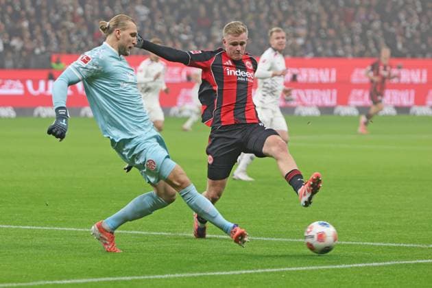Goalkeeper Robin Zentner 1 FSV Mainz 05, Nr 27 in 1 vs 1 with Jonathan Burkhardt, Jonathan Michael Jonny Burkardt, Jonny Burkardt Eintracht Frankfurt , Nr 9 , Eintracht Frankfurt 1 FSV Mainz 05, Rhein Main Derby, Derby, Bundesliga , BL, Saison 2025 2026, 10 Spiel, 09 11 2025, Frankfurt Deutsche Bank Park Germany