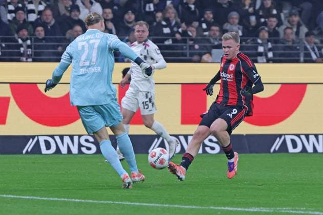 Goalkeeper Robin Zentner 1 FSV Mainz 05, Nr 27 in 1 vs 1 with Jonathan Burkhardt, Jonathan Michael Jonny Burkardt, Jonny Burkardt Eintracht Frankfurt , Nr 9 , Eintracht Frankfurt 1 FSV Mainz 05, Rhein Main Derby, Derby, Bundesliga , BL, Saison 2025 2026, 10 Spiel, 09 11 2025, Frankfurt Deutsche Bank Park Germany