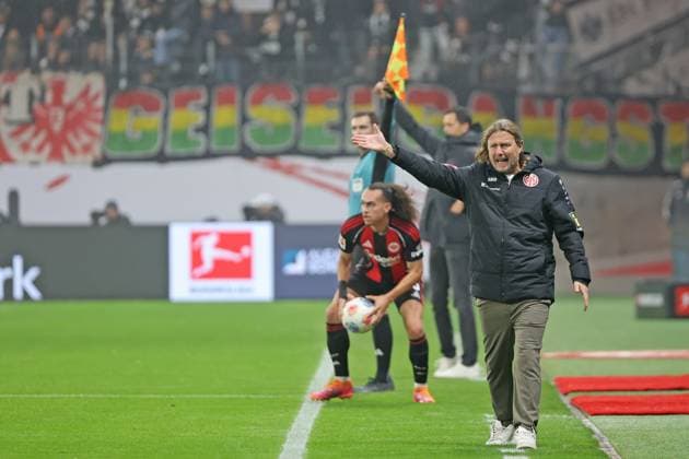 Coach Bo Henriksen 1 FSV Mainz 05, Coach gesticulating on the sidelines , Eintracht Frankfurt 1 FSV Mainz 05, Rhein Main Derby, Derby, Bundesliga , BL, Season 2025 2026, 10 Match, 09 11 2025, Frankfurt Deutsche Bank Park Germany