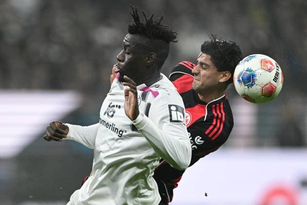 Danny da Costa 1 FSV Mainz 05, 21 in duel with Mahmoud Eintracht Frankfurt, 18 , GER, Eintracht Frankfurt vs 1 FSV Mainz 05 Soccer, 1 Bundesliga, Matchday 10, Season 2025 2026, 09 11 2025 DFL REGULATES PROHIBIT ANY USE OF PHOTOGRAPHS AS IMAGE SEQUENCES AND OR QUASI VIDEO GER, Eintracht Frankfurt vs 1 FSV Mainz 05 Football, 1 Bundesliga, Matchday 10, Season 2025 2026, 09 11 2025 Frankfurt am Main Copyright: xEibner-Pressefoto FlorianxWiegandx EP_FWD