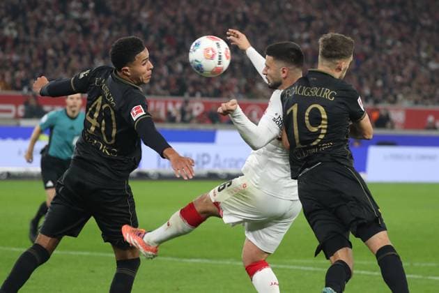 09 11 25 VfB Stuttgart FC Augsburg Germany, Stuttgart, 09 11 2025, Football, Bundesliga, Season 2025 2026, VfB Stuttgart FC Augsburg Deniz Undav, VfB, center, scores the 2 2, left Dominic Banks, right Robin Fellhauer, both Augsburg