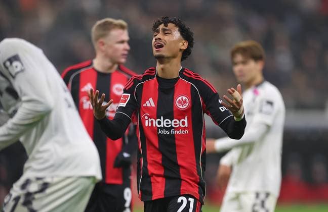 09 11 2025, Soccer Bundesliga, Eintracht Frankfurt 1 FSV Mainz 05, v l , Nathaniel Brown Eintracht Frankfurt enttaeuscht, enttaeuscht looking, dissapointed, traurig, frustiert, frust, gefrustet DFLB DFB REGULATIONS PROHIBIT ANY USE OF PHOTOGRAPHS AS IMAGE SEQUENCES AND OR QUASI VIDEO xdcx Copyright: HMBxMedia Claus