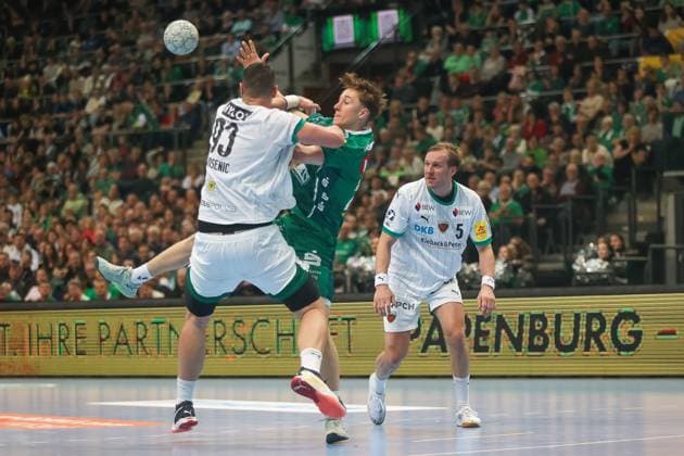 Caspar Gauer SC DHfK Leipzig, 25 fouled by Mijajlo Marsenic Fuechse Berlin, 93 , foul, duel, fight, SC DHfK Leipzig vs Fuechse Berlin, Handball, 1 Bundesliga, Matchday 11, Season 2025 2026, 09 11 2025, SC DHfK Leipzig vs Fuechse Berlin, Handball, 1 Bundesliga, Matchday 11, Season 2025 2026, 09 11 2025 Leipzig Copyright: xEibner-Pressefoto LauraxRoemerx EP_LRR