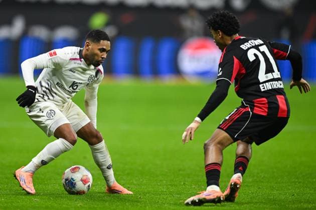 Phillipp Mwene 1 FSV Mainz 05, 02 in duel with Nathaniel Brown Eintracht Frankfurt, 21 , GER, Eintracht Frankfurt vs 1 FSV Mainz 05 Soccer, 1 Bundesliga, Matchday 10, Season 2025 2026, 09 11 2025 DFL REGULATES PROHIBIT ANY USE OF PHOTOGRAPHS AS IMAGE SEQUENCES AND OR QUASI VIDEO GER, Eintracht Frankfurt vs 1 FSV Mainz 05 Football, 1 Bundesliga, Matchday 10, Season 2025 2026, 09 11 2025 Frankfurt am Main Copyright: xEibner-Pressefoto FlorianxWiegandx EP_FWD
