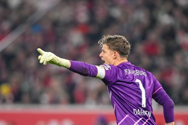 Torwart Finn Dahmen (FC Augsburg) gestikuliert, gestik waehrend des spiels der Bundesliga zwischen VfB Stuttgart und FC Augsburg, MHPArena Stuttgart am 09. November 2025 in Stuttgart, Deutschland. (Foto von Harry Langer DeFodi Images) +++ Torwart Finn Dahmen (FC Augsburg) gestures during the Bundesliga match between VfB Stuttgart and FC Augsburg at MHPArena Stuttgart on November 9, 2025 in Stuttgart, Germany. (Photo by Harry Langer DeFodi Images) DFL regulations prohibit any use of photographs as image sequences and or quasi-video. (Photo by Harry Langer DeFodi Images) DFL regulations prohibit any use of photographs as image sequences and or quasi-video. Goalkeeper Finn Dahmen FC Augsburg gestures, gestures during the Bundesliga match between VfB Stuttgart and FC Augsburg, MHPArena Stuttgart on November 09, 2025 in Stuttgart, Germany Photo by Harry Langer DeFodi Images Goalkeeper Finn Dahmen FC Augsburg gestures during the Bundesliga match between VfB Stuttgart and FC Augsburg at MHPArena Stuttgart on November 9, 2025 in Stuttgart, Germany Photo by Harry Langer DeFodi Images DFL regulations prohibit any use of photographs as image sequences and or quasi video Photo by Harry Langer DeFodi Images DFL regulations prohibit any use of photographs as image sequences and or quasi video