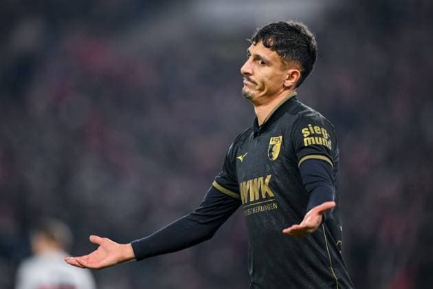 Dimitris Giannoulis (FC Augsburg) gestikuliert, gestik waehrend des spiels der Bundesliga zwischen VfB Stuttgart und FC Augsburg, MHPArena Stuttgart am 09. November 2025 in Stuttgart, Deutschland. (Foto von Harry Langer DeFodi Images) +++ Dimitris Giannoulis (FC Augsburg) gestures during the Bundesliga match between VfB Stuttgart and FC Augsburg at MHPArena Stuttgart on November 9, 2025 in Stuttgart, Germany. (Photo by Harry Langer DeFodi Images) DFL regulations prohibit any use of photographs as image sequences and or quasi-video. (Photo by Harry Langer DeFodi Images) DFL regulations prohibit any use of photographs as image sequences and or quasi-video. Dimitris Giannoulis FC Augsburg gestures, gestures during the Bundesliga match between VfB Stuttgart and FC Augsburg, MHPArena Stuttgart on November 09, 2025 in Stuttgart, Germany Photo by Harry Langer DeFodi Images Dimitris Giannoulis FC Augsburg gestures during the Bundesliga match between VfB Stuttgart and FC Augsburg at MHPArena Stuttgart on November 9, 2025 in Stuttgart, Germany Photo by Harry Langer DeFodi Images DFL regulations prohibit any use of photographs as image sequences and or quasi video Photo by Harry Langer DeFodi Images DFL regulations prohibit any use of photographs as image sequences and or quasi video