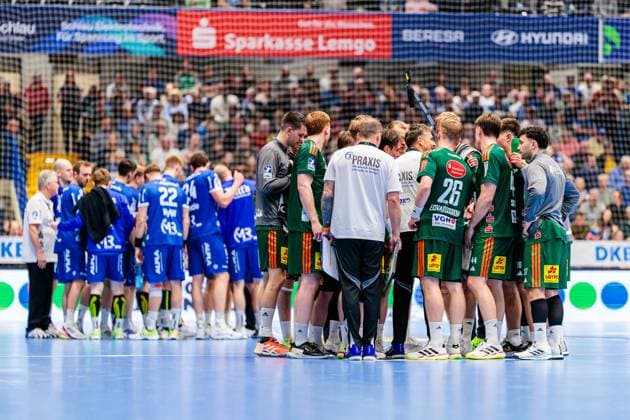 Timeout TSV Hannover Burgdorf GER, TBV Lemgo Lippe vs TSV Hannover Burgdorf, Handball, 1 Bundesliga, Matchday 11, Season 2025 2026, 09 11 2025 GER, TBV Lemgo Lippe vs TSV Hannover Burgdorf, Handball, 1 Bundesliga, Matchday 11, Season 2025 2026, 09 11 2025 Lemgo Copyright: xEibner-Pressefoto JanxRollingerx EP_JSK
