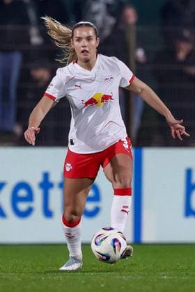 Andrea Norheim RB Leipzig, 3 on the ball, cropped image, single image, full body, action, action, game scene, THE DFB REGULATIONS PROHIBIT ANY USE OF PHOTOGRAPHS AS IMAGE SEQUENCES AND OR QUASI VIDEO , 09 11 2025, Bremen Germany , Football, Google Pixel Womens Bundesliga, SV Werder Bremen RB Leipzig xobx
