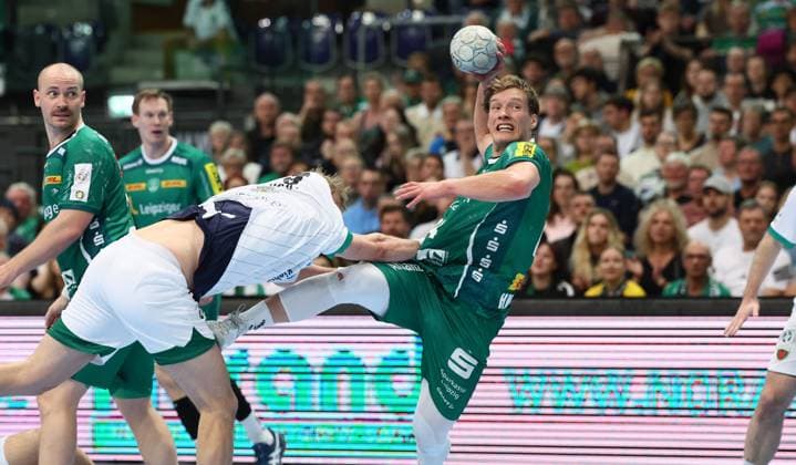 Leipzig, 09 11 2025, Arena Leipzig, Handball, Bundesliga, 11 Spieltag , SC DHfK Leipzig vs Füchse Berlin , In the picture from left Max Darj 5, Berlin , Blaer Hinriksson 44, Leipzig , For editorial use only Only editorial use , DHB HBL regulations prohibit any use of photographs as image sequences and or quasi video ,