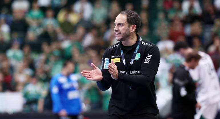 Leipzig, 09 11 2025, Arena Leipzig, Handball, Bundesliga, 11 Spieltag , SC DHfK Leipzig vs Füchse Berlin 26 34 12 15 , Im Bild Trainer Raul Alonso, DHfK Leipzig , Nur zur redaktionellen Nutzung , Only editorial use , DHB HBL regulations prohibit any use of photographs as image sequences and or quasi video ,