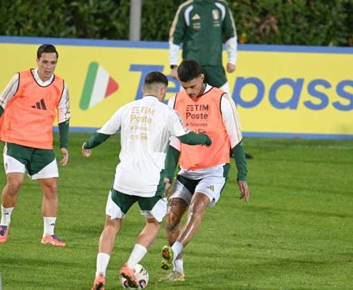 November 10, 2025, Florence, Italy: Italy players Giacomo Raspadori and Gianluca Scamacca attend a training session for the upcoming FIFA World Cup, WM, Weltmeisterschaft, Fussball qualifiers matches, in Coverciano, Florence, Italy, 10 November 2025. ANSA CLAUDIO GIOVANNINI Italy Preapres For Upcoming FIFA World Cup Qualifiers - ZUMAa110 20251110_zaf_a110_031 Copyright: xClaudioxGiovanninix