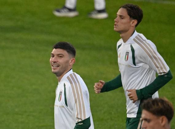 November 10, 2025, Florence, Italy: Italy players Nicolò Cambiaghi (L) and Samuele Ricci attend a training session for the upcoming FIFA World Cup, WM, Weltmeisterschaft, Fussball qualifiers matches, in Coverciano, Florence, Italy, 10 November 2025. ANSA CLAUDIO GIOVANNINI Italy Preapres For Upcoming FIFA World Cup Qualifiers - ZUMAa110 20251110_zaf_a110_033 Copyright: xClaudioxGiovanninix