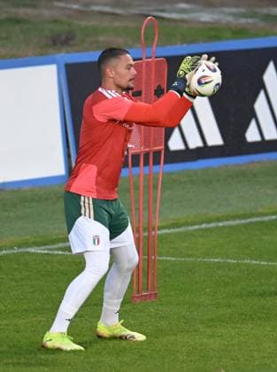 November 10, 2025, Florence, Italy: Italy goalkeeper Elia Caprile attends a training session for the upcoming FIFA World Cup, WM, Weltmeisterschaft, Fussball qualifiers matches, in Coverciano, Florence, Italy, 10 November 2025. ANSA CLAUDIO GIOVANNINI Italy Preapres For Upcoming FIFA World Cup Qualifiers - ZUMAa110 20251110_zaf_a110_035 Copyright: xClaudioxGiovanninix