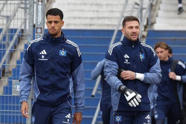 GER, xFSx ,Hamburg, HSV , 1 Bundesliga , Soccer, DFL, Hamburger SV Training , am Hamburger Volksparkstadion , 10 11 2025 , v l Robert Glatzel Hamburger SV ,9 , Goalkeeper Daniel Heuer Fernandes Hamburger SV ,1 DFL regulations prohibit any use of photographs as image sequences and or quasi video Copyright: HMBxMedia FernandoxSoares