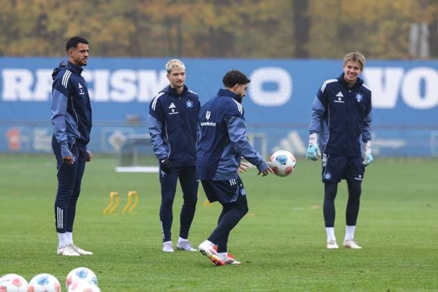 GER, xFSx ,Hamburg, HSV , 1 Bundesliga , Soccer, DFL, Hamburger SV Training , am Hamburger Volksparkstadion , 10 11 2025 , v l Robert Glatzel Hamburger SV ,9 , Noah Katterbach Hamburger SV ,3 , Immanuel Pherai Hamburger SV ,10 , Colin Poppelbaum Hamburge SV DFL regulations prohibit any use of photographs as image sequences and or quasi video Copyright: HMBxMedia FernandoxSoares