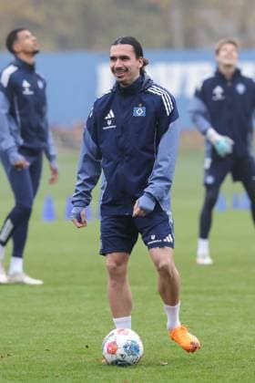 GER, xFSx ,Hamburg, HSV , 1 Bundesliga , Football, DFL, Hamburger SV Training , am Hamburger Volksparkstadion , 10 11 2025 , v l Rayan Philippe Hamburger SV ,14 DFL regulations prohibit any use of photographs as image sequences and or quasi video Copyright: HMBxMedia FernandoxSoares