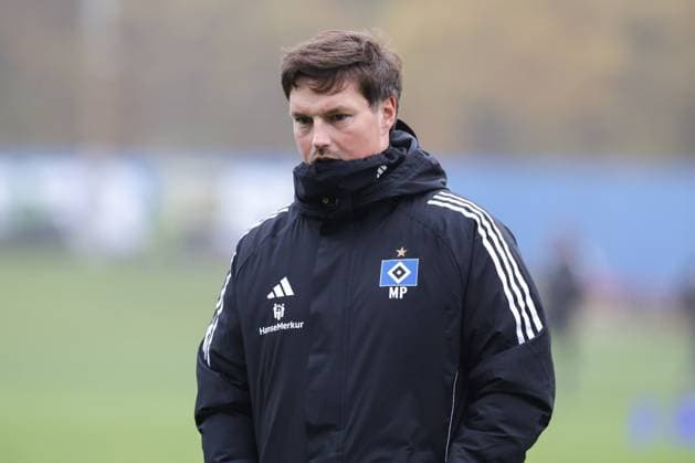 GER, xFSx ,Hamburg, HSV , 1 Bundesliga , Football, DFL, Hamburger SV Training , am Hamburger Volksparkstadion , 10 11 2025 , v l Trainer Merlin Polzin Hamburger SV DFL regulations prohibit any use of photographs as image sequences and or quasi video Copyright: HMBxMedia FernandoxSoares