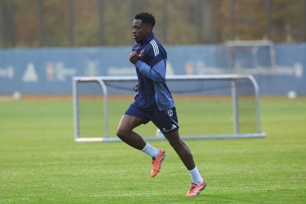 GER, xFSx ,Hamburg, HSV , 1 Bundesliga , Football, DFL, Hamburger SV Training , am Hamburger Volksparkstadion , 10 11 2025 , v l Albert Logonga Hamburger SV ,6 DFL regulations prohibit any use of photographs as image sequences and or quasi video Copyright: HMBxMedia FernandoxSoares
