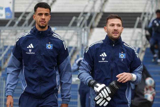 GER, xFSx ,Hamburg, HSV , 1 Bundesliga , Soccer, DFL, Hamburger SV Training , am Hamburger Volksparkstadion , 10 11 2025 , v l Robert Glatzel Hamburger SV ,9 , Goalkeeper Daniel Heuer Fernandes Hamburger SV ,1 DFL regulations prohibit any use of photographs as image sequences and or quasi video Copyright: HMBxMedia FernandoxSoares