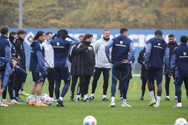 GER, xFSx ,Hamburg, HSV , 1 Bundesliga , Football, DFL, Hamburger SV Training , am Hamburger Volksparkstadion , 10 11 2025 , v l Trainer Merlin Polzin Hamburger SV at the training meeting DFL regulations prohibit any use of photographs as image sequences and or quasi video Copyright: HMBxMedia FernandoxSoares