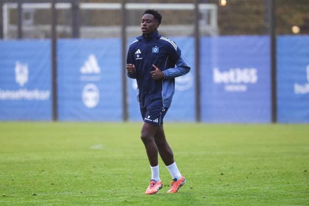 GER, xFSx ,Hamburg, HSV , 1 Bundesliga , Football, DFL, Hamburger SV Training , am Hamburger Volksparkstadion , 10 11 2025 , v l Albert Logonga Hamburger SV ,6 DFL regulations prohibit any use of photographs as image sequences and or quasi video Copyright: HMBxMedia FernandoxSoares