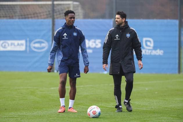 GER, xFSx ,Hamburg, HSV , 1 Bundesliga , Football, DFL, Hamburger SV Training , am Hamburger Volksparkstadion , 10 11 2025 , v l Albert Logonga Hamburger SV ,6 , Sebastian Capel UKE Reha Trainer DFL regulations prohibit any use of photographs as image sequences and or quasi video Copyright: HMBxMedia FernandoxSoares