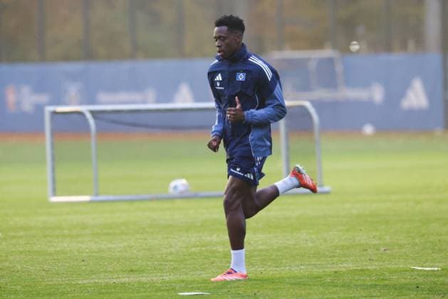 GER, xFSx ,Hamburg, HSV , 1 Bundesliga , Football, DFL, Hamburger SV Training , am Hamburger Volksparkstadion , 10 11 2025 , v l Albert Logonga Hamburger SV ,6 DFL regulations prohibit any use of photographs as image sequences and or quasi video Copyright: HMBxMedia FernandoxSoares