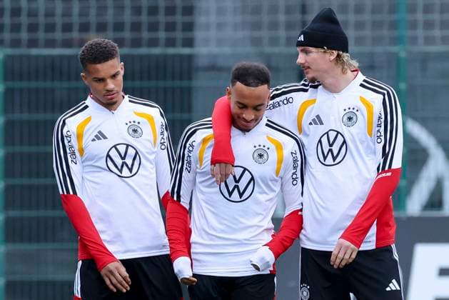 Malick Thiaw (Germany), Jamie Leweling (Germany) und Nick Woltemade (Germany) unterhalten sich, , Training der deutschen Fussball Nationalmannschaft, Volkswagen Arena am 11. November 2025 in Wolfsburg, Deutschland. (Foto von Marco Steinbrenner DeFodi Images) Malick Thiaw (Germany), Jamie Leweling (Germany) und Nick Woltemade (Germany) talk together, , Training der deutschen Fussball Nationalmannschaft, Volkswagen Arena, November 11, 2025 in Wolfsburg, Germany. (Photo by Marco Steinbrenner DeFodi Images) DFL regulations prohibit any use of photographs as image sequences and or quasi-video. Malick Thiaw Germany , Jamie Leweling Germany and Nick Woltemade Germany talk together, , German national soccer team training, Volkswagen Arena, November 11, 2025 in Wolfsburg, Germany Photo by Marco Steinbrenner DeFodi Images Malick Thiaw Germany , Jamie Leweling Germany and Nick Woltemade Germany talk together, , Training of the German national soccer team, Volkswagen Arena, November 11, 2025 in Wolfsburg, Germany Photo by Marco Steinbrenner DeFodi Images DFL regulations prohibit any use of photographs as image sequences and or quasi video