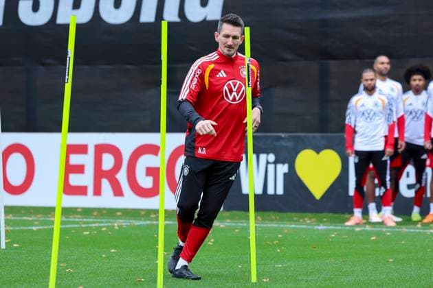 Assistenztrainer Benjamin Glueck (Germany) schaut, , Training der deutschen Fussball Nationalmannschaft, Volkswagen Arena am 11. November 2025 in Wolfsburg, Deutschland. (Foto von Marco Steinbrenner DeFodi Images) Assistenztrainer Benjamin Glueck (Germany) looks on, , Training der deutschen Fussball Nationalmannschaft, Volkswagen Arena, November 11, 2025 in Wolfsburg, Germany. (Photo by Marco Steinbrenner DeFodi Images) DFL regulations prohibit any use of photographs as image sequences and or quasi-video. Assistant coach Benjamin Glueck Germany looks on, , Training der deutschen Fussball Nationalmannschaft, Volkswagen Arena am 11 November 2025 in Wolfsburg, Germany Photo by Marco Steinbrenner DeFodi Images Assistant coach Benjamin Glueck Germany looks on, , Training der deutschen Fussball Nationalmannschaft, Volkswagen Arena, November 11, 2025 in Wolfsburg, Germany Photo by Marco Steinbrenner DeFodi Images DFL regulations prohibit any use of photographs as image sequences and or quasi video