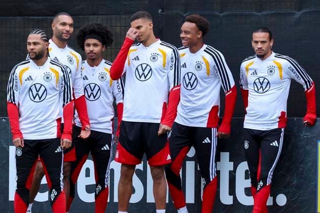 Serge Gnabry (Germany), Jonathan Tah (Germany), Karim Adeyemi (Germany), Malick Thiaw (Germany), Assan Ouedraogo (Germany) und Leroy Sane (Germany) schauen, , Training der deutschen Fussball Nationalmannschaft, Volkswagen Arena am 11. November 2025 in Wolfsburg, Deutschland. (Foto von Marco Steinbrenner DeFodi Images) Serge Gnabry (Germany), Jonathan Tah (Germany), Karim Adeyemi (Germany), Malick Thiaw (Germany), Assan Ouedraogo (Germany) und Leroy Sane (Germany) look on, , Training der deutschen Fussball Nationalmannschaft, Volkswagen Arena, November 11, 2025 in Wolfsburg, Germany. (Photo by Marco Steinbrenner DeFodi Images) DFL regulations prohibit any use of photographs as image sequences and or quasi-video. Serge Gnabry Germany , Jonathan Tah Germany , Karim Adeyemi Germany , Malick Thiaw Germany , Assan Ouedraogo Germany and Leroy Sane Germany look on, , training of the German national soccer team, Volkswagen Arena on November 11, 2025 in Wolfsburg, Germany Photo by Marco Steinbrenner DeFodi Images Serge Gnabry Germany , Jonathan Tah Germany , Karim Adeyemi Germany , Malick Thiaw Germany , Assan Ouedraogo Germany and Leroy Sane Germany look on, , Training of the German national soccer team, Volkswagen Arena, November 11, 2025 in Wolfsburg, Germany Photo by Marco Steinbrenner DeFodi Images DFL regulations prohibit any use of photographs as image sequences and or quasi video