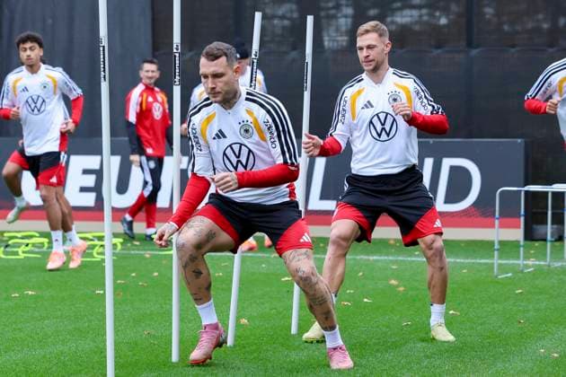David Raum (Germany) und Joshua Kimmich (Germany) waermen sich auf, , Training der deutschen Fussball Nationalmannschaft, Volkswagen Arena am 11. November 2025 in Wolfsburg, Deutschland. (Foto von Marco Steinbrenner DeFodi Images) David Raum (Germany) und Joshua Kimmich (Germany) warm up, , Training der deutschen Fussball Nationalmannschaft, Volkswagen Arena, November 11, 2025 in Wolfsburg, Germany. (Photo by Marco Steinbrenner DeFodi Images) DFL regulations prohibit any use of photographs as image sequences and or quasi-video. David Raum Germany and Joshua Kimmich Germany warm up, , Training der deutschen Fussball Nationalmannschaft, Volkswagen Arena am 11 November 2025 in Wolfsburg, Germany Photo by Marco Steinbrenner DeFodi Images David Raum Germany and Joshua Kimmich Germany warm up, , Training der deutschen Fussball Nationalmannschaft, Volkswagen Arena, November 11, 2025 in Wolfsburg, Germany Photo by Marco Steinbrenner DeFodi Images DFL regulations prohibit any use of photographs as image sequences and or quasi video