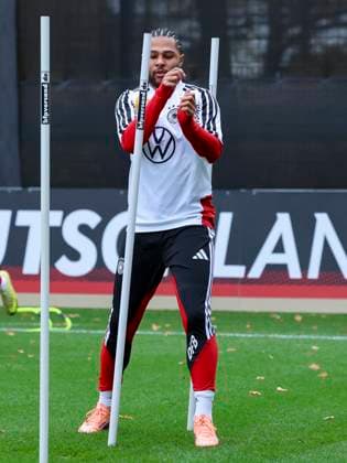 Serge Gnabry (Germany) waermt sich auf, , Training der deutschen Fussball Nationalmannschaft, Volkswagen Arena am 11. November 2025 in Wolfsburg, Deutschland. (Foto von Marco Steinbrenner DeFodi Images) Serge Gnabry (Germany) warms up, , Training der deutschen Fussball Nationalmannschaft, Volkswagen Arena, November 11, 2025 in Wolfsburg, Germany. (Photo by Marco Steinbrenner DeFodi Images) DFL regulations prohibit any use of photographs as image sequences and or quasi-video. Serge Gnabry Germany warms up, , Training der deutschen Fussball Nationalmannschaft, Volkswagen Arena am 11 November 2025 in Wolfsburg, Germany Photo by Marco Steinbrenner DeFodi Images Serge Gnabry Germany warms up, , Training der deutschen Fussball Nationalmannschaft, Volkswagen Arena, November 11, 2025 in Wolfsburg, Germany Photo by Marco Steinbrenner DeFodi Images DFL regulations prohibit any use of photographs as image sequences and or quasi video