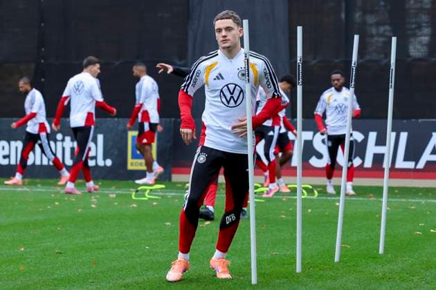Florian Wirtz (Germany) waermt sich auf, , Training der deutschen Fussball Nationalmannschaft, Volkswagen Arena am 11. November 2025 in Wolfsburg, Deutschland. (Foto von Marco Steinbrenner DeFodi Images) Florian Wirtz (Germany) warms up, , Training der deutschen Fussball Nationalmannschaft, Volkswagen Arena, November 11, 2025 in Wolfsburg, Germany. (Photo by Marco Steinbrenner DeFodi Images) DFL regulations prohibit any use of photographs as image sequences and or quasi-video. Florian Wirtz Germany warms up, , Training der deutschen Fussball Nationalmannschaft, Volkswagen Arena am 11 November 2025 in Wolfsburg, Germany Photo by Marco Steinbrenner DeFodi Images Florian Wirtz Germany warms up, , Training der deutschen Fussball Nationalmannschaft, Volkswagen Arena, November 11, 2025 in Wolfsburg, Germany Photo by Marco Steinbrenner DeFodi Images DFL regulations prohibit any use of photographs as image sequences and or quasi video