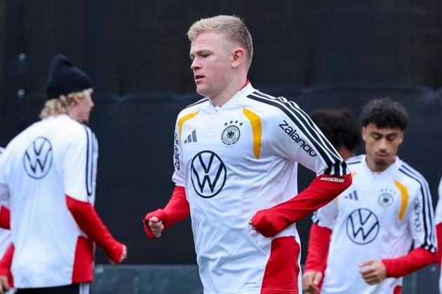 Jonathan Burkardt (Germany) schaut, , Training der deutschen Fussball Nationalmannschaft, Volkswagen Arena am 11. November 2025 in Wolfsburg, Deutschland. (Foto von Marco Steinbrenner DeFodi Images) Jonathan Burkardt (Germany) looks on, , Training der deutschen Fussball Nationalmannschaft, Volkswagen Arena, November 11, 2025 in Wolfsburg, Germany. (Photo by Marco Steinbrenner DeFodi Images) DFL regulations prohibit any use of photographs as image sequences and or quasi-video. Jonathan Burkardt Germany looks on, , Training der deutschen Fussball Nationalmannschaft, Volkswagen Arena am 11 November 2025 in Wolfsburg, Germany Photo by Marco Steinbrenner DeFodi Images Jonathan Burkardt Germany looks on, , Training der deutschen Fussball Nationalmannschaft, Volkswagen Arena, November 11, 2025 in Wolfsburg, Germany Photo by Marco Steinbrenner DeFodi Images DFL regulations prohibit any use of photographs as image sequences and or quasi video
